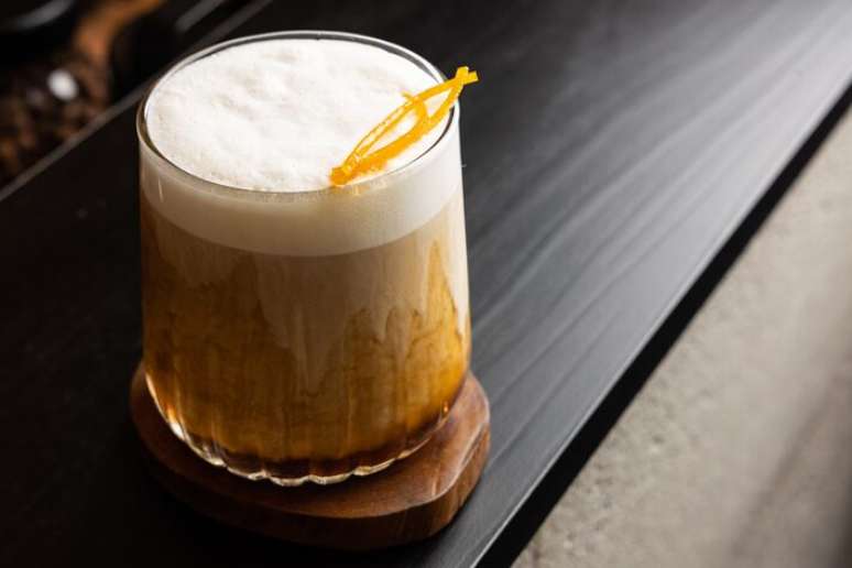 Mont Blanc, com cold brew, leite e xarope de laranja feito na casa.