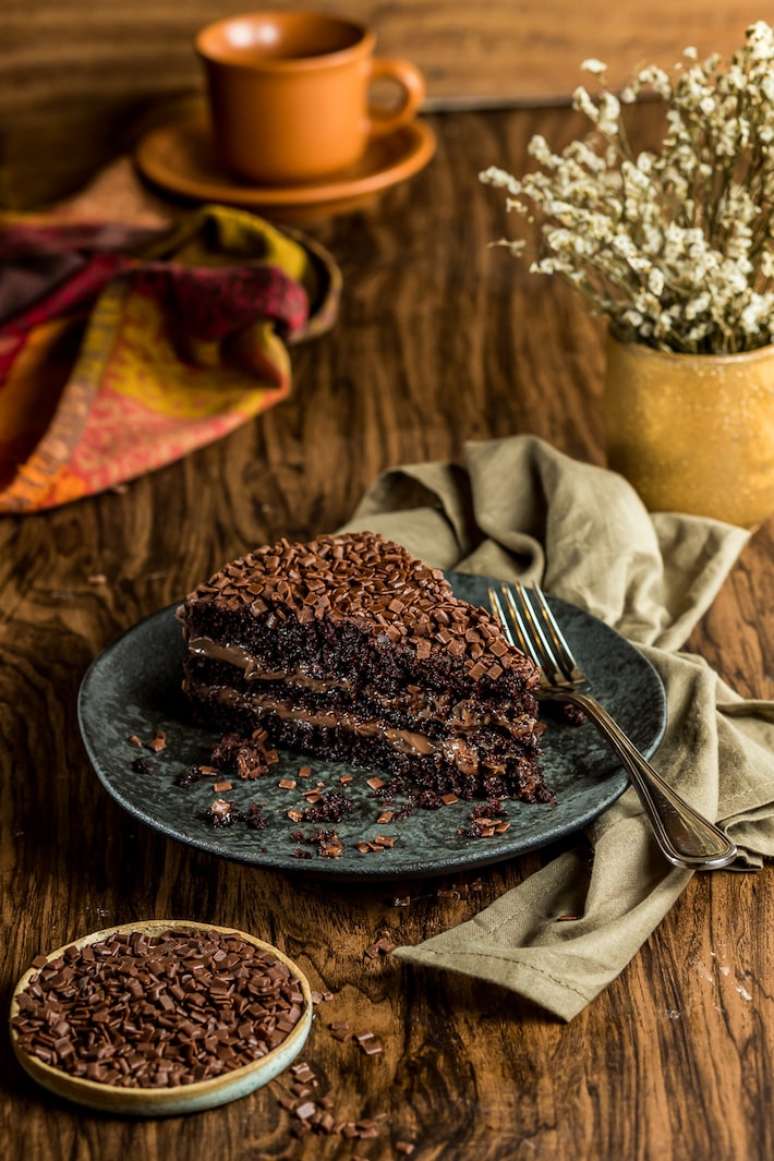 A confeiteira Nana Fernandes produz duas versões do bolo de brigadeiro: uma ao leite e outra com chocolate meio amargo