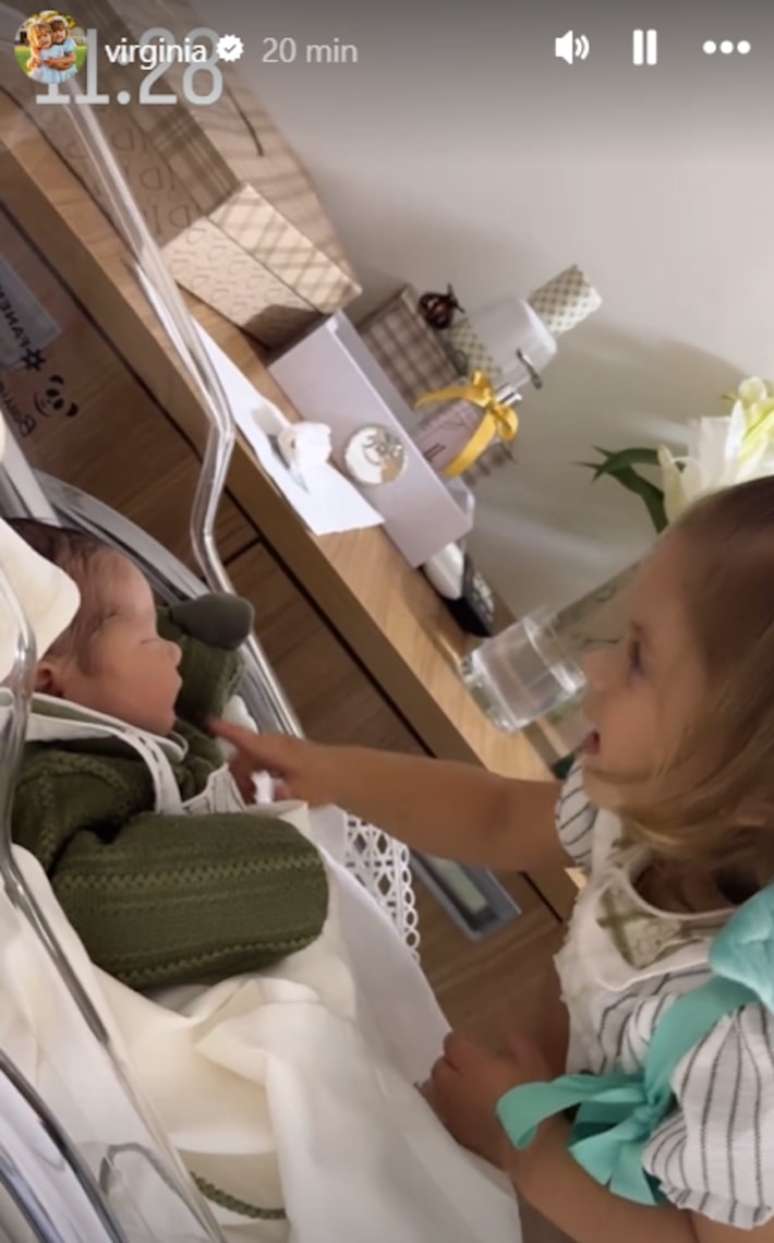 Virg&iacute;nia registra Maria Flor, filha mais nova, ao conhecer o irm&atilde;o