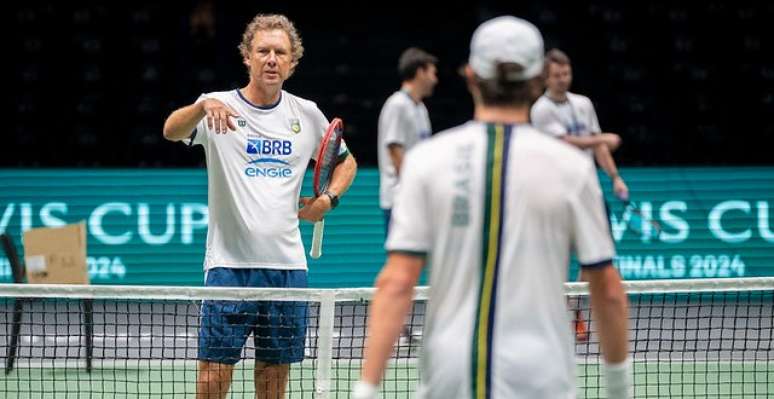 Jaime Oncins orienta time 