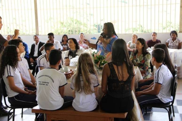 Macaé Evaristo em visita a escola estadual de Minas Gerais