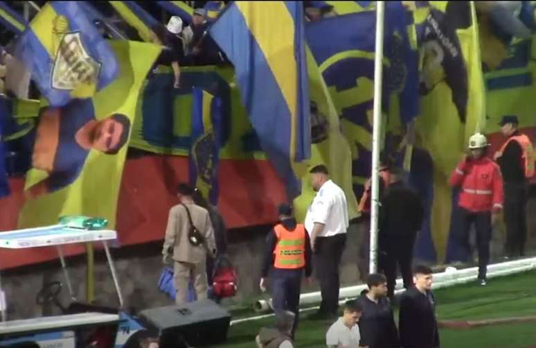 Momento da queda de torcedor da arquibancada em Boca Juniors x Talleres &ndash;