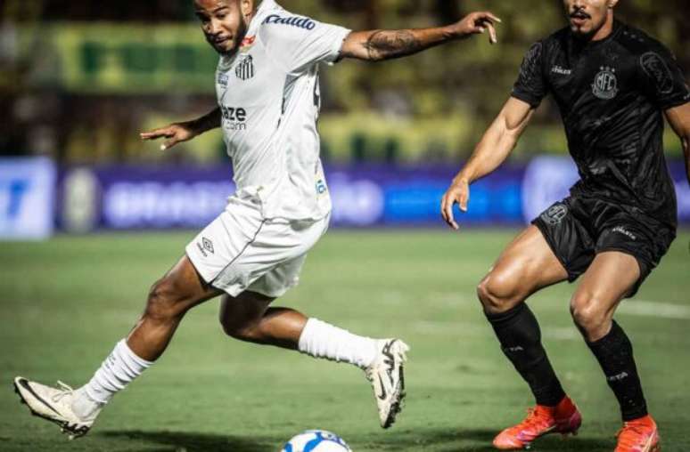 - Fotos: Raul Baretta/ Santos FC - Legenda: Patrick em ação com camisa do Santos, porém não tem tido muitas chances com Fábio Carille