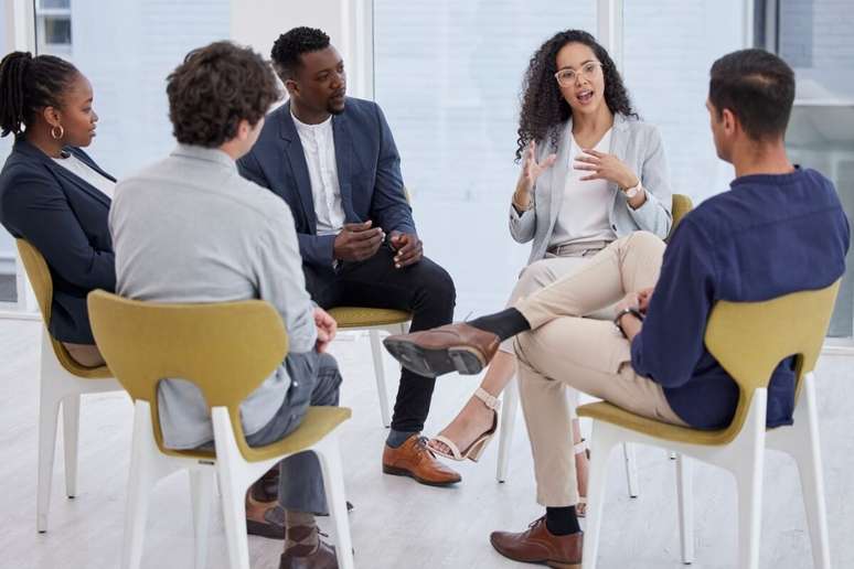 As empresas devem prezar o bem-estar dos colaboradores, incentivando a discussão sobre saúde mental