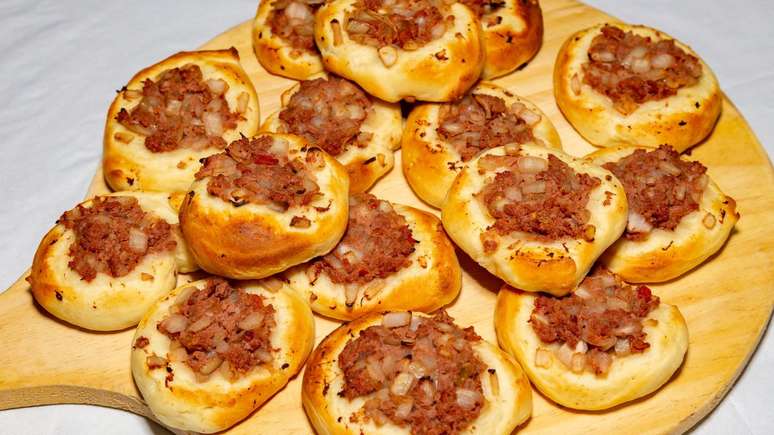 Esfirra aberta de calabresa com queijo – Foto: ShutterStock