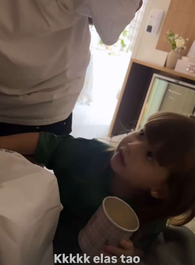 Maria Alice, filha de 3 anos de Virg&iacute;nia e Z&eacute; Felipe, conhece o irm&atilde;o Jos&eacute; Leonardo, na maternidade