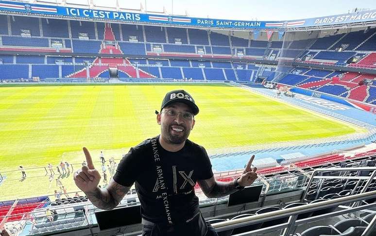 Renan no est&aacute;dio do PSG 