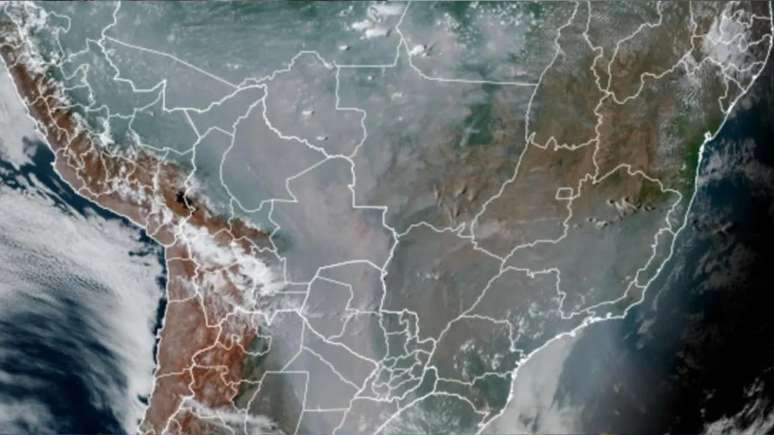 Imagem de sat&eacute;lite mostra grande parte do Brasil coberto por um nuvem de fuma&ccedil;a