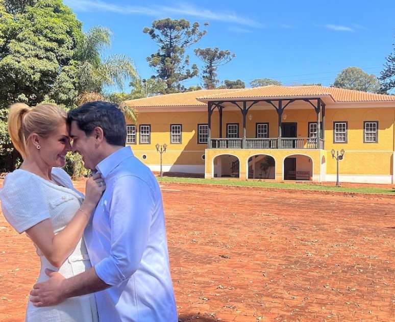 Ana Hickmann e Edu Guedes em frente à nova mansão.