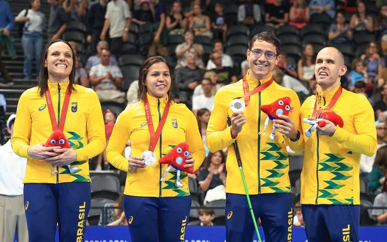 Carol Santiago, Douglas Matera, Lucilene Souza e Matheus Rheine celebram medalha de prata no revezamento 4x100m