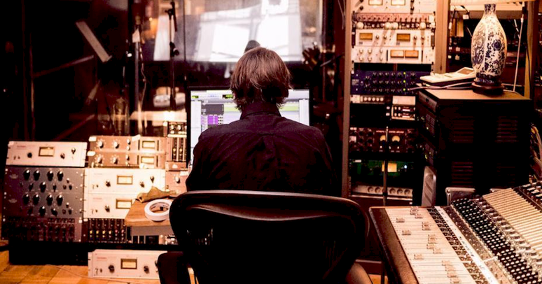 Produtor é acusado de usar robôs para aumentar royalties de músicas com IA