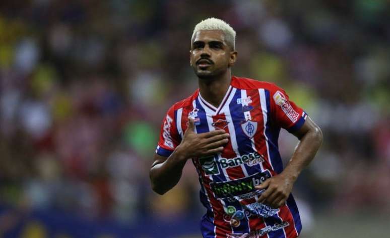 Cleiton comemora o gol do Itabaiana. 