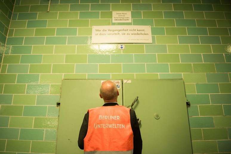 Acima da porta de um bunker alemão da 2ª Guerra há uma placa com a famosa frase de Santayana