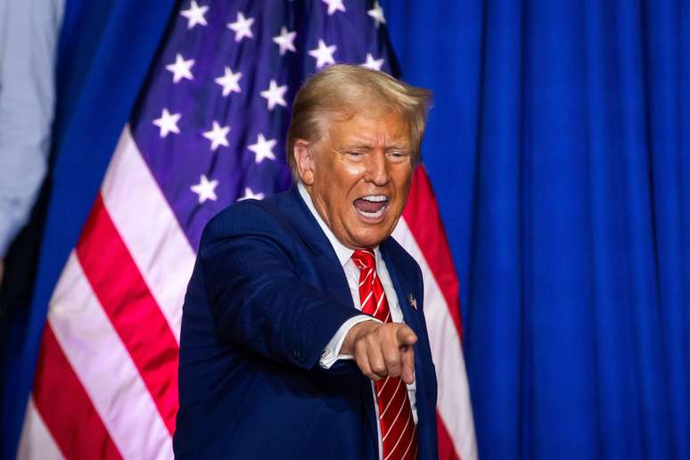 Com Biden fora do jogo, é Trump agora quem enfrenta questionamentos sobre sua boa forma intelectual e física