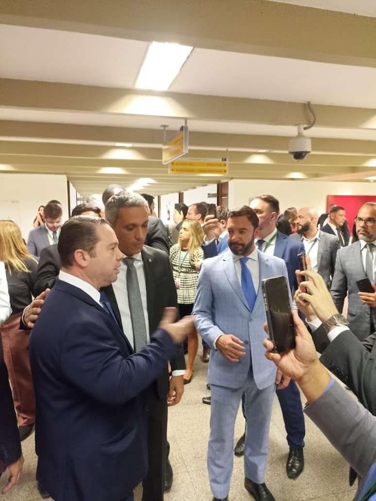 Rodolfo Nogueira e Gustavo Gayer; deputados aproveitam tempo antes de reuni&atilde;o com Pacheco para gravar lives criticando Moraes.