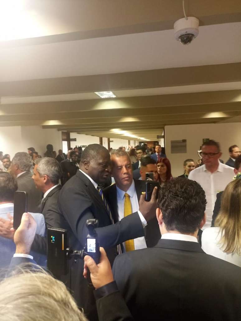 H&eacute;lio Lopes grava v&iacute;deo do lado de Evair Vieira de Melo; deputados aproveitam momento para conversar com eleitores nas redes