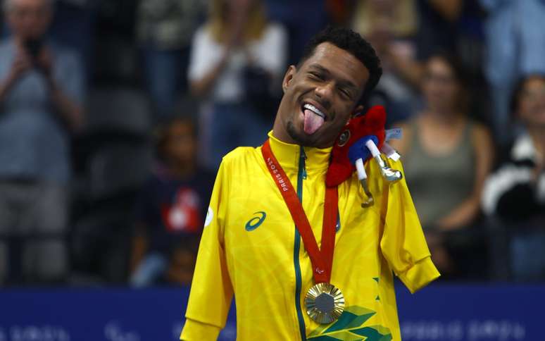 Gabrielzinho brinca para foto após mais um ouro nas Paralimpíadas