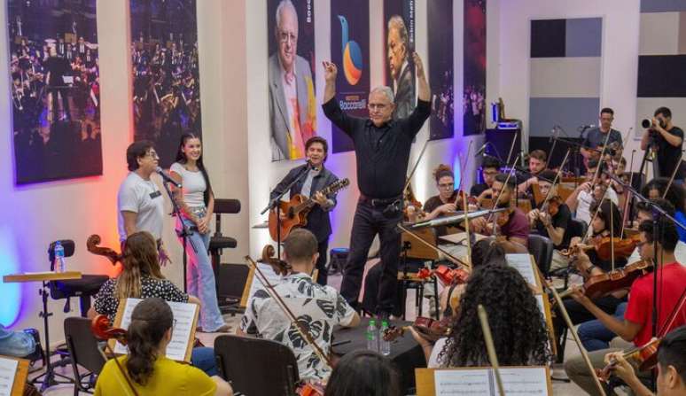 Ana Castela se emocionou em ensaio com a Orquestra Sinf&ocirc;nica de Heli&oacute;polis.