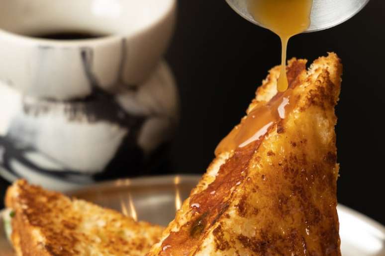 Toffee de alho rouba a cena no queijo quente.