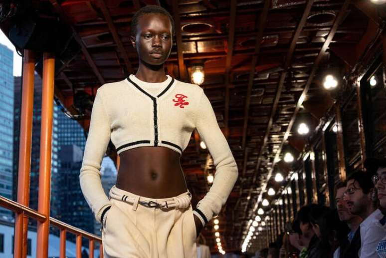 Tommy Hilfiger aposta em looks nauticos na Semana de Moda de Nova York