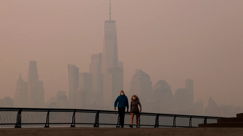 A fumaça dos incêndios florestais é responsável por uma grande parte da poluição por PM2.5 em Nova York, nos Estados Unidos
