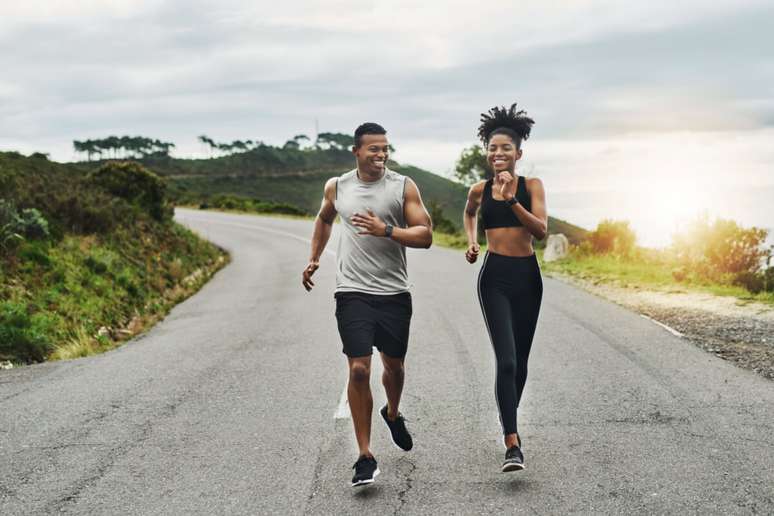 Os exercícios aeróbicos aceleram o metabolismo e auxiliam na queima de gordura 