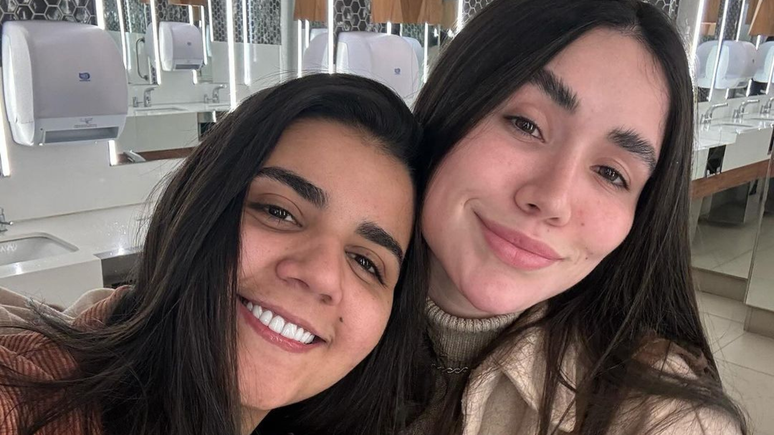 Maria Venture faz surpresa romântica para namorada, a sertaneja Yasmin Santos