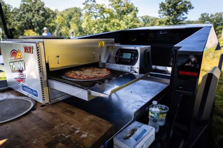 Um Tesla Cybertruck est&aacute; chamando muita aten&ccedil;&atilde;o em Nova Jersey por estar sendo usado como um forno de pizza m&oacute;vel.