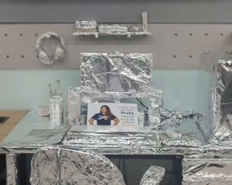 Funcionária é surpreendida com pegadinha ao voltar de férias 