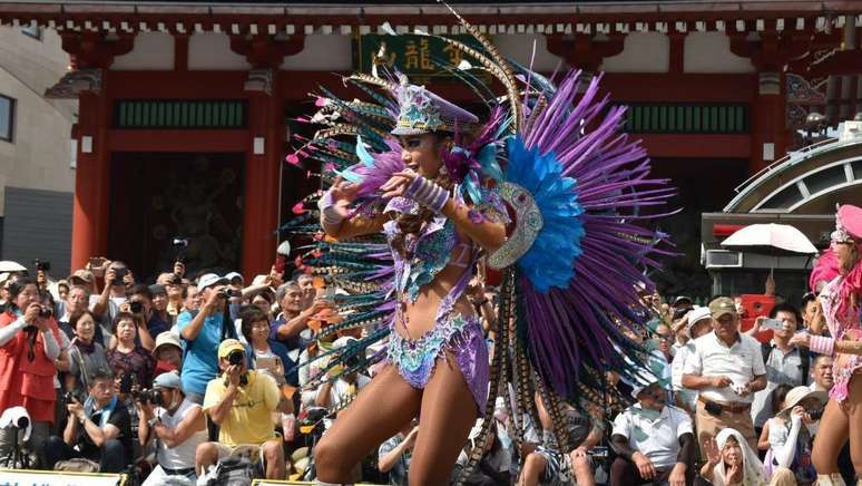 As escolas de samba no Japão muitas vezes chegam a importar as fantasias do Brasil para participar da competição