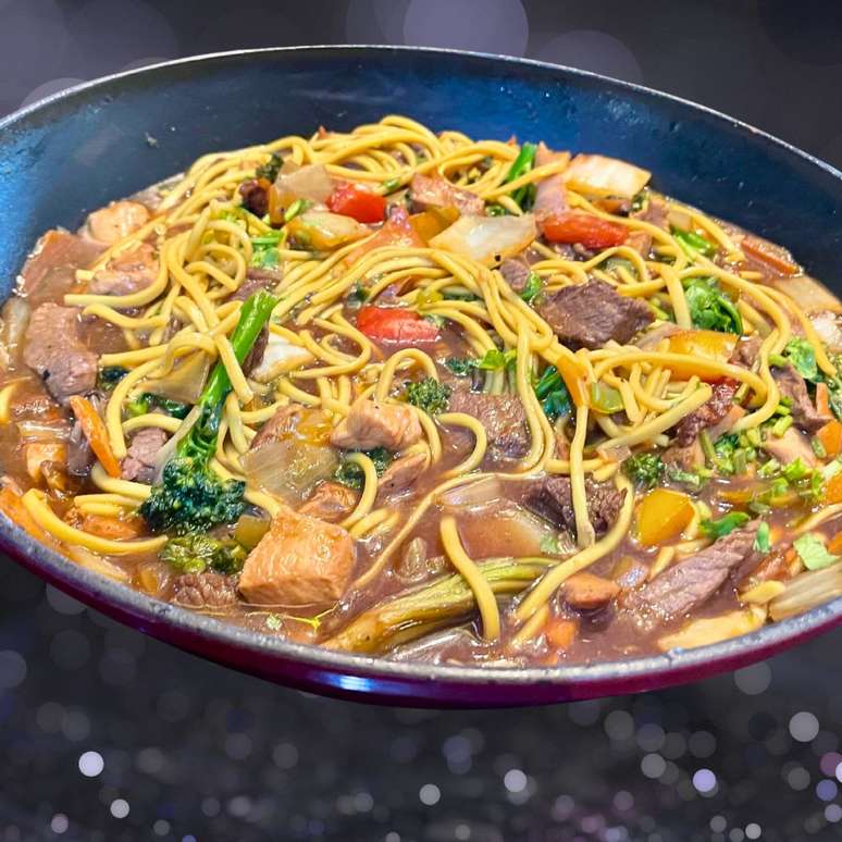 YAKISOBA DE CARNE E FRANGO COM SOBRAS