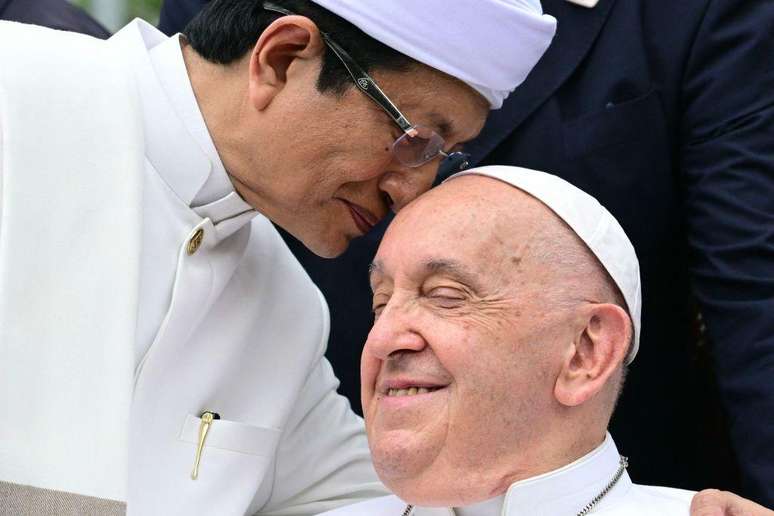 Grande imã da Mesquita de Istiqlal, Nasaruddin Umar, conversa com o papa Francisco após encontro inter-religioso na Mesquita de Istiqlal, em Jacarta, em 5 de setembro