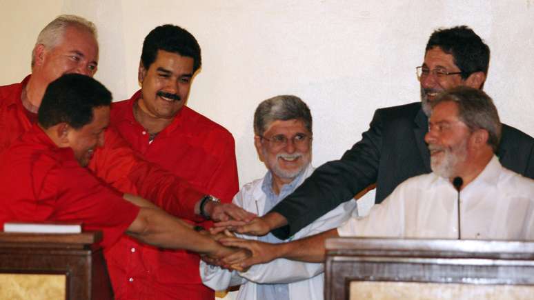 O então ministro das Relações Exteriores da Venezuela Nicolás Maduro em foto ao lado de Lula, Hugo Chávez, Celso Amorim e os então presidentes da PDVSA e da Petrobras, Rafael Ramirez e José Sergio Gabrielli, em setembro de 2007