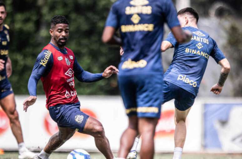 Fotos: Raul Baretta/ Santos FC - Legenda: Luan Peres em sua primeira atividade desde o seu retorno ao Santos