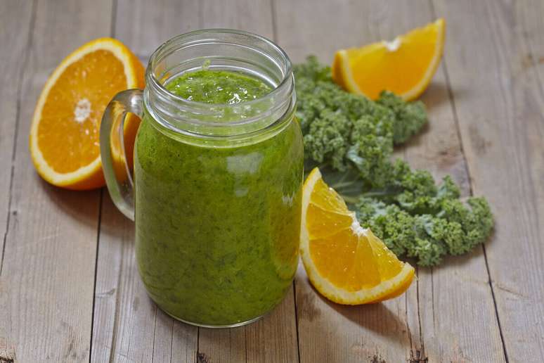 Suco de laranja com alface e limão 