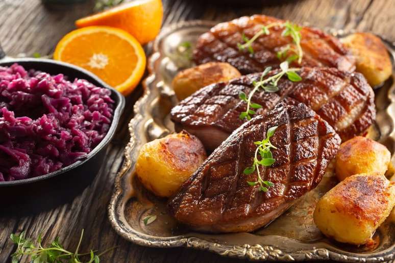 Peito de pato grelhado com batatas assadas e repolho roxo