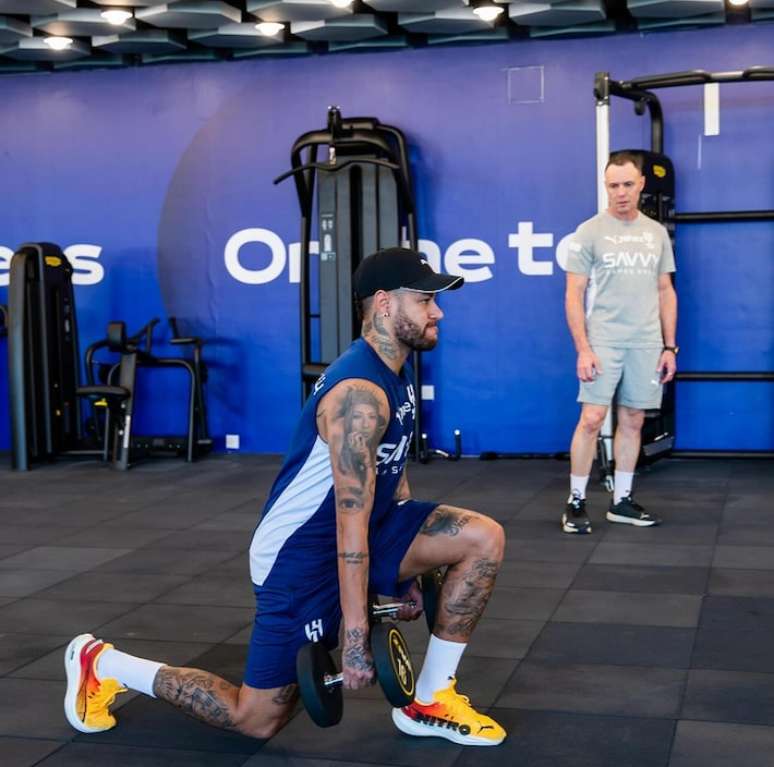 Neymar se recupera de lesão no joelho e ainda não entrou em campo neste ano.