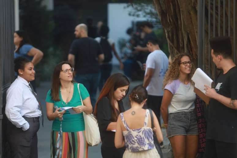 Candidatos chegam para realização do Concurso Nacional Unificado em faculdade no Rio de Janeiro.