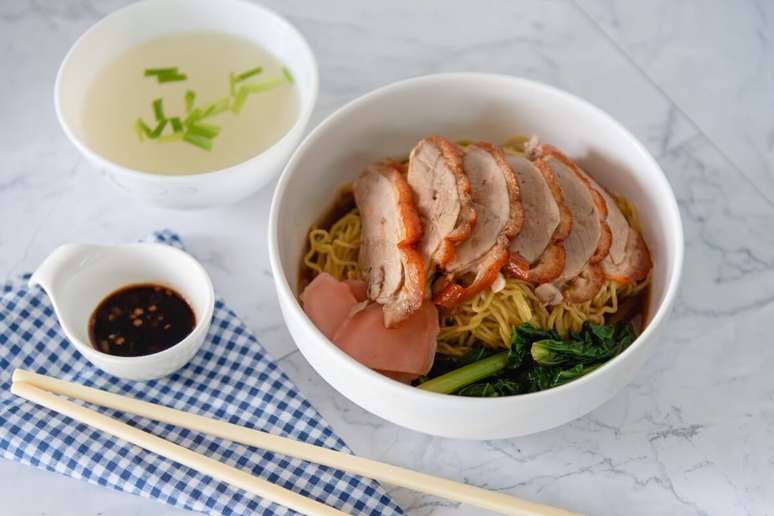 Pato assado com macarrão e vegetais 