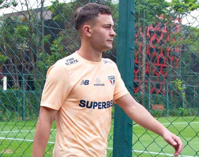 Santiago Longo em treino do São Paulo; volante pode estrear no domingo