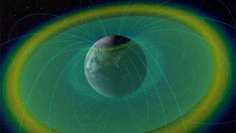 Ilustração mostra Terra envolvida por plasmasfera (em azul esverdeado), por sua vez envolvida pelos cinturões de radiação Van Allen