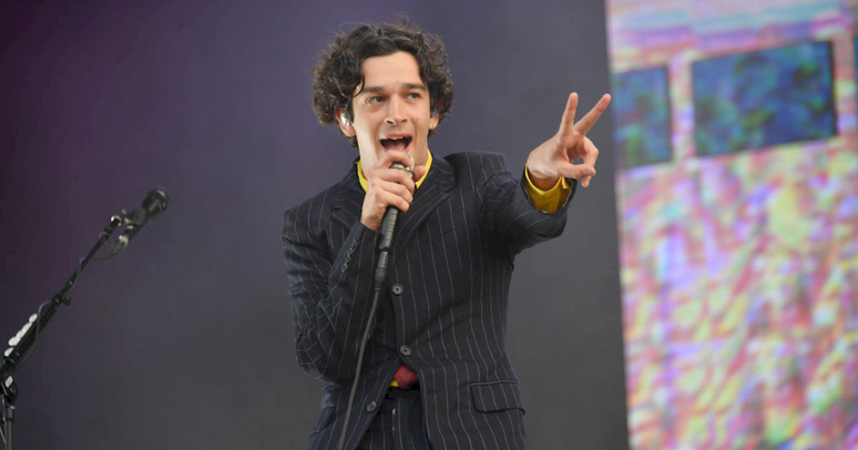 Vocalista do The 1975 diz que a indústria musical é um "poço de dinheiro cruel e superficial"