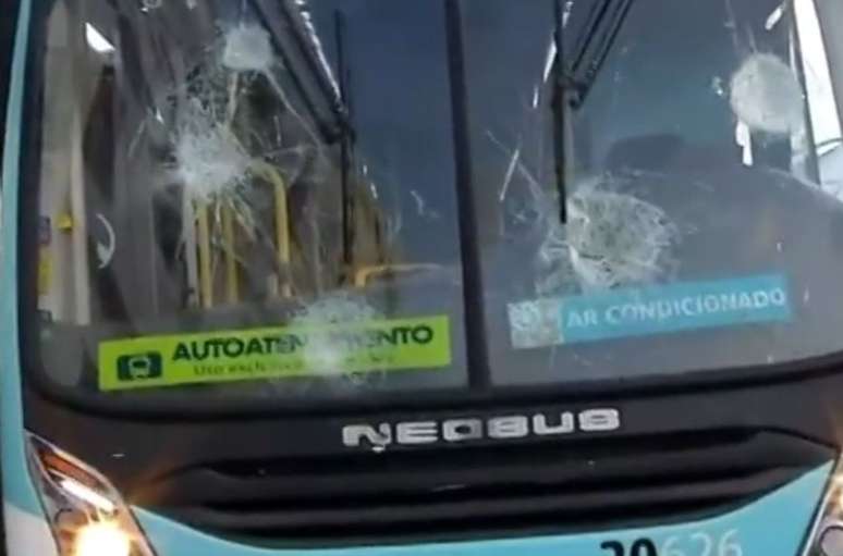 Grupo ataca ônibus com pedras e pedaços de madeira no Ceará