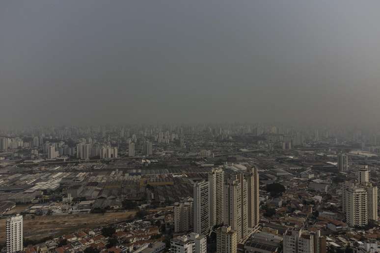 Tempo seco e camada de poluição que encobre o céu na cidade de São Paulo na manhã segunda-feira, 9 de setembro de 2024.