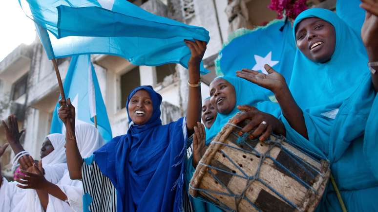 Somalische Frauen hissen bei einer örtlichen Zeremonie die Flagge des Landes