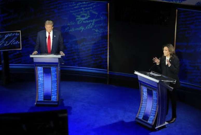 O ex-presidente Donald Trump, à esquerda, e a vice-presidente Kamala Harris debatem em 10 de setembro de 2024. AP Photo/Alex Brandon