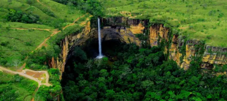 Cachoeira do Véu de Noiva, no Parque Nacional da Chapada dos Guimarães fora da época de seca e queimadas. Queda d'água é um dos principais atrativos do parque