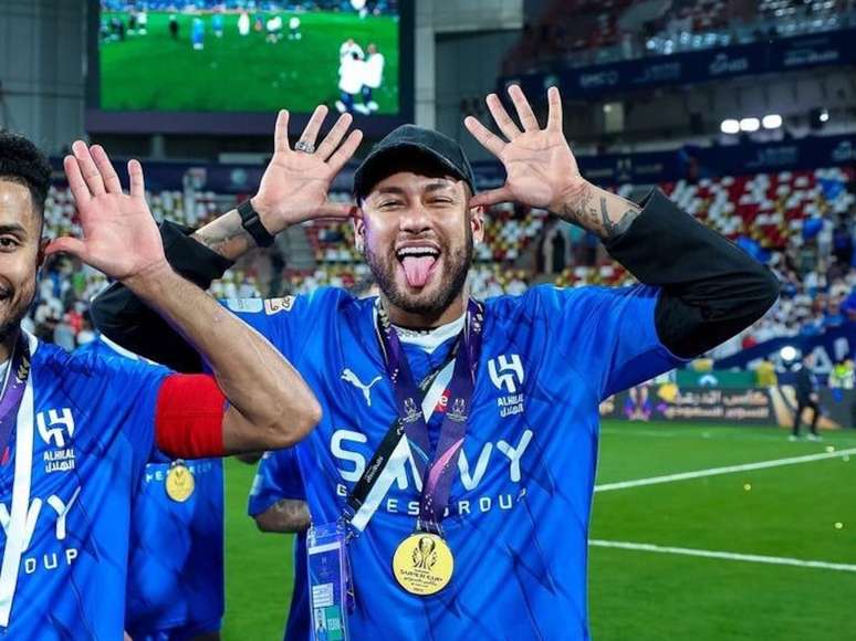 Salem Al-Dawsari e Neymar com a medalha da Supercopa da Arábia Saudita.