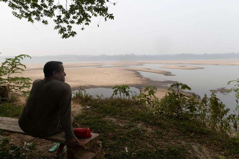 Morador da margem do rio Madeira, Valcir da Costa posa durante uma entrevista em Porto Velho, capital de Rondônia. O rio, um dos principais afluentes do Amazonas, está mais baixo do que nunca devido a uma seca extrema que ameaça os meios de subsistência das comunidades ribeirinhas