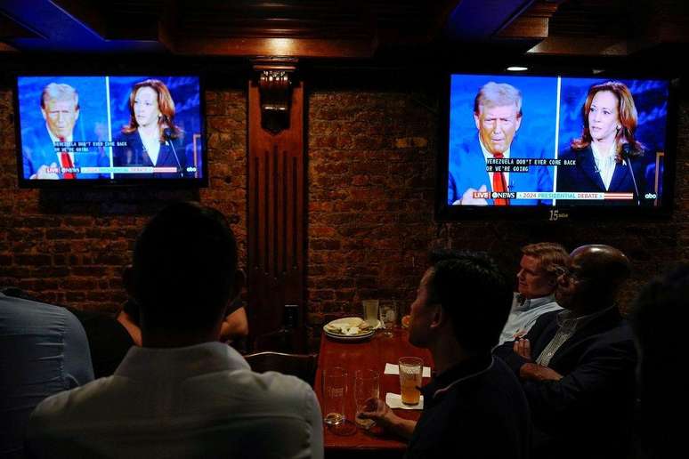 Menschen verfolgen die Debatte in einer Bar in New York City